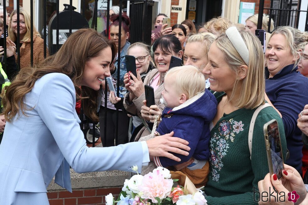 Kate Middleton saluda muy cariñosa a un niño en su primera visita a Irlanda del Norte como Princesa de Gales