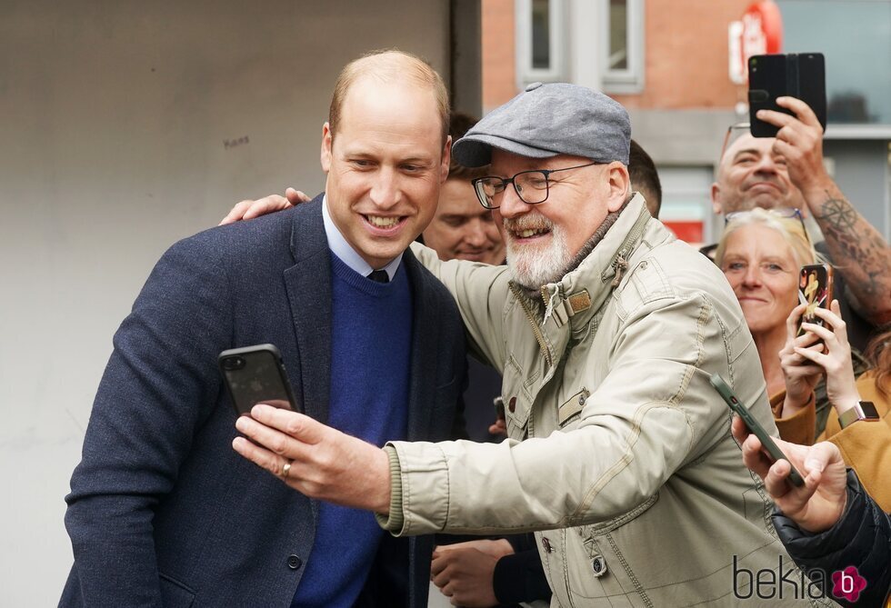 El Príncipe Guillermo se hace un selfie con un hombre en su primera visita a Irlanda del Norte como Príncipe de Gales