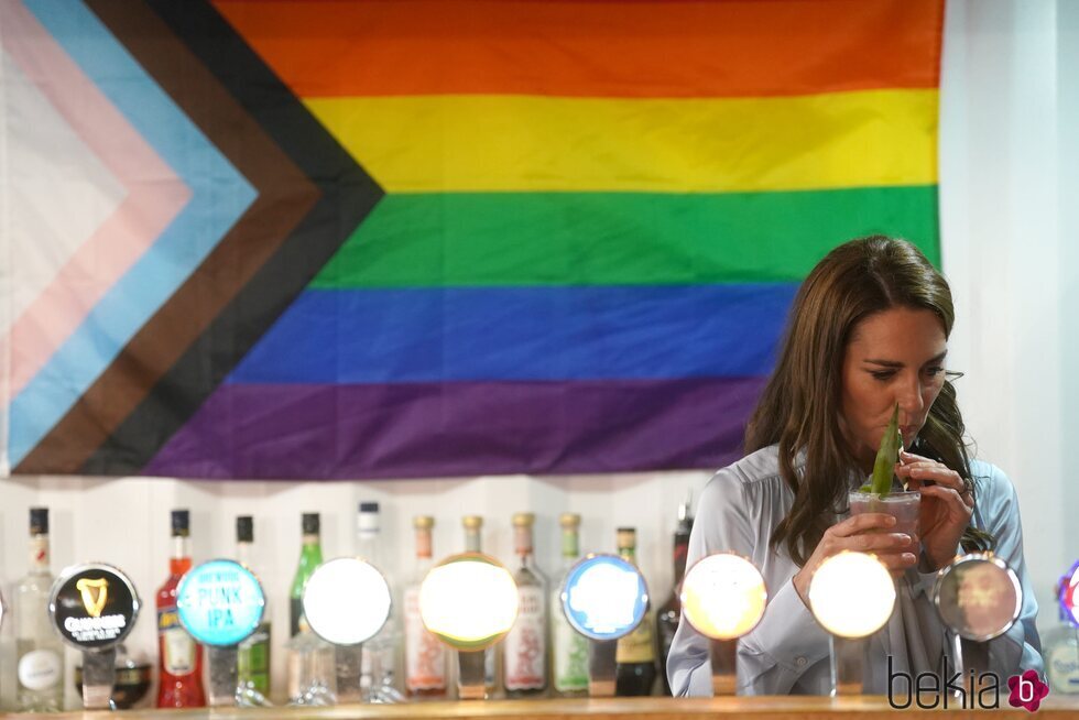 Kate Middleton tomando un cóctel con una bandera LGTBI detrás en su primera visita a Irlanda del Norte como Princesa de Gales