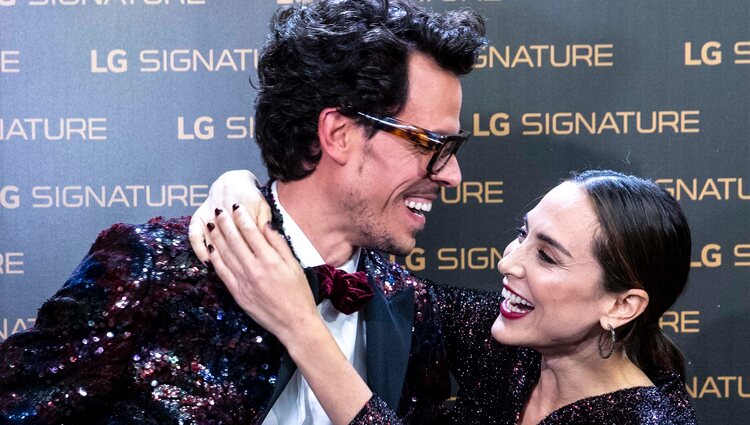 Juan Avellaneda y Tamara Falcó, muy complices en el photocall de un evento