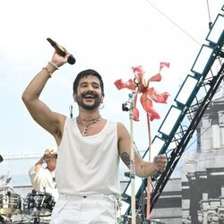 Camilo sobre el escenario durante su concierto en la Puerta de Alcalá