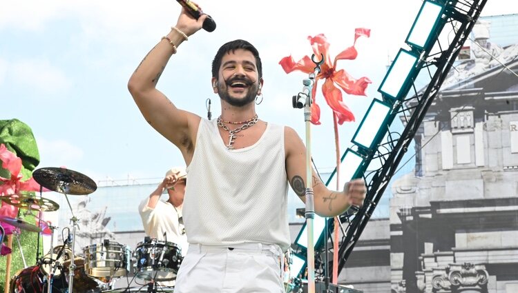 Camilo sobre el escenario durante su concierto en la Puerta de Alcalá