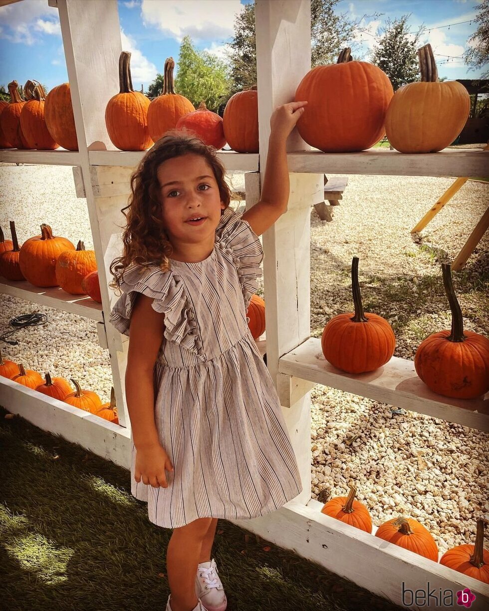 Adrienne de Suecia ante unas calabazas en un campo de calabazas para Halloween