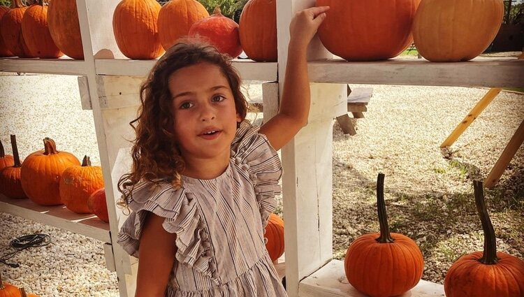 Adrienne de Suecia ante unas calabazas en un campo de calabazas para Halloween