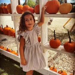 Adrienne de Suecia ante unas calabazas en un campo de calabazas para Halloween