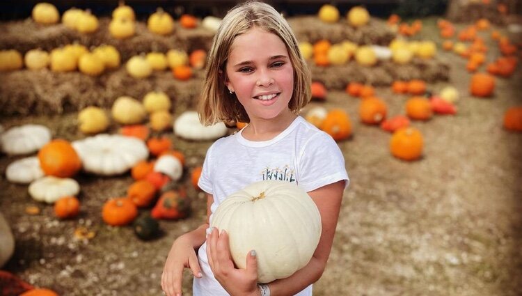 Leonore de Suecia en un campo de calabazas para Halloween