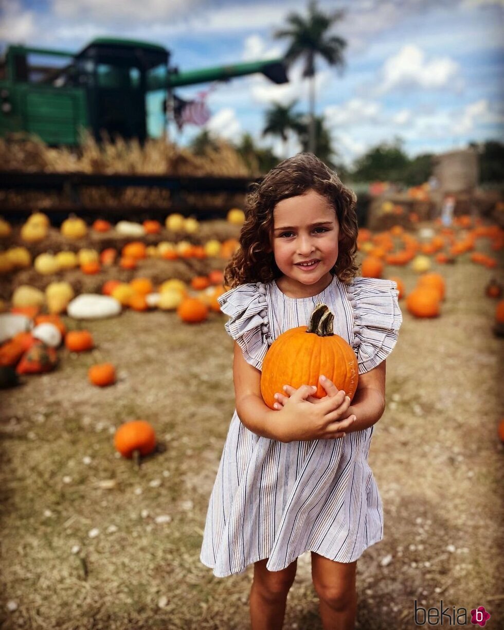 Adrienne de Suecia en un campo de calabazas para Halloween