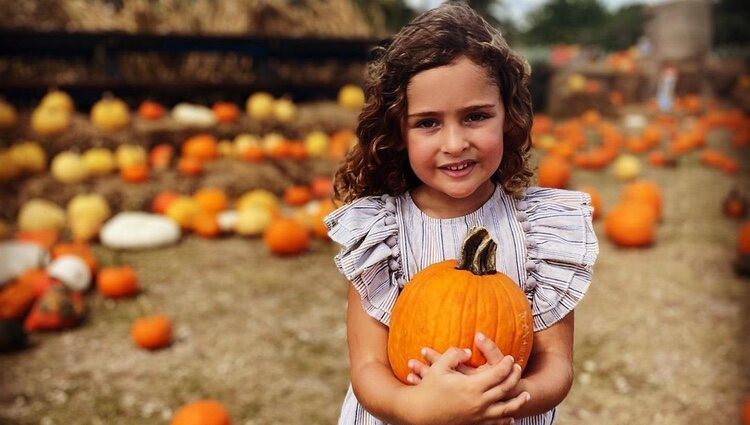 Adrienne de Suecia en un campo de calabazas para Halloween