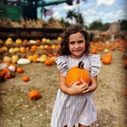 Adrienne de Suecia en un campo de calabazas para Halloween