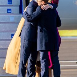 Guillermo Alejandro de Holanda y Daniel de Suecia se abrazan al comienzo de la Visita de Estado de los Reyes de Holanda a Suecia