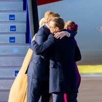 Guillermo Alejandro de Holanda y Daniel de Suecia se abrazan al comienzo de la Visita de Estado de los Reyes de Holanda a Suecia