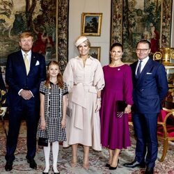 Victoria y Daniel de Suecia y su hija Estelle de Suecia con Guillermo Alejandro y Máxima de Holanda en el Palacio Real de Estocolmo