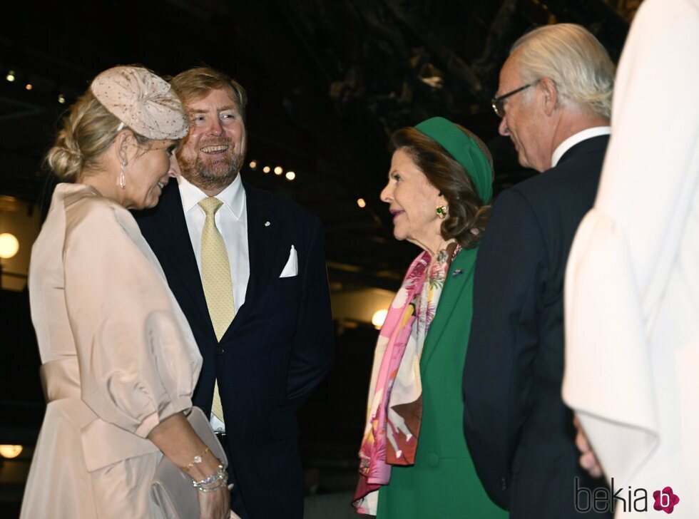 Carlos Gustavo y Silvia de Suecia y Guillermo Alejandro y Máxima de Holanda hablando en el Museo Vasa de Estocolmo