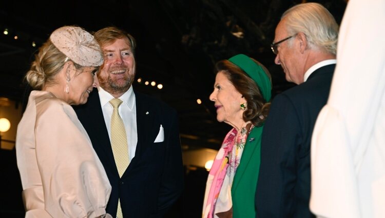 Carlos Gustavo y Silvia de Suecia y Guillermo Alejandro y Máxima de Holanda hablando en el Museo Vasa de Estocolmo