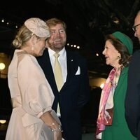 Carlos Gustavo y Silvia de Suecia y Guillermo Alejandro y Máxima de Holanda hablando en el Museo Vasa de Estocolmo