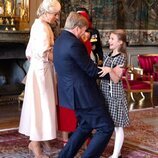 Estelle de Suecia saluda a Guillermo Alejandro de Holanda en presencia de Máxima de Holanda en el Palacio Real de Estocolmo