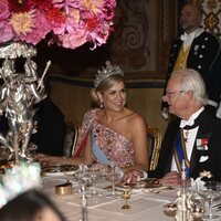 Máxima de Holanda conversa con Carlos XVI Gustavo de Suecia en la cena de gala en el Palacio Real de Estocolmo