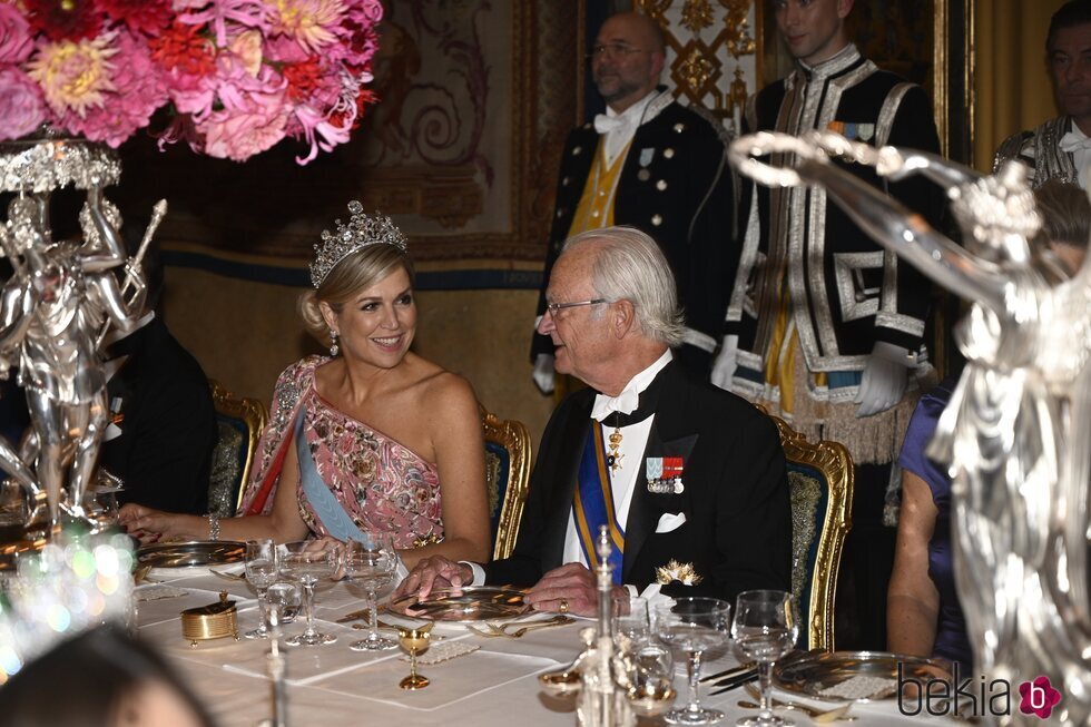 Máxima de Holanda conversa con Carlos XVI Gustavo de Suecia en la cena de gala en el Palacio Real de Estocolmo