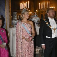 Máxima de Holanda luce la tiara Estuardo en la cena de gala ofrecida por los Reyes de Suecia con motivo de la Visita de Estado al país