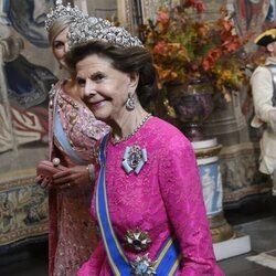 Silvia de Suecia luce la tiara Braganza en la cena de gala ofrecida a los Reyes de Holanda en el Palacio Real de Estocolmo