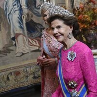 Silvia de Suecia luce la tiara Braganza en la cena de gala ofrecida a los Reyes de Holanda en el Palacio Real de Estocolmo