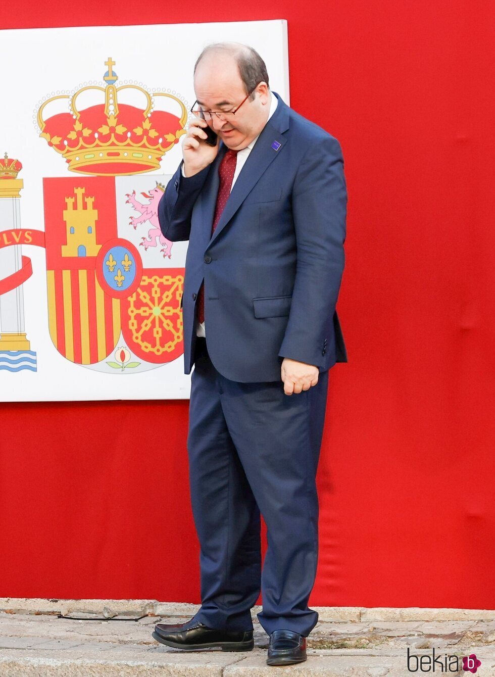 Miquel Iceta hablando por el móvil en el desfile militar por la Fiesta Nacional 2022