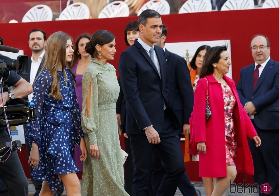 La Infanta Sofía, la Reina Letizia, Pedro Sánchez y Margarita Robles en el desfile militar por la Fiesta Nacional 2022