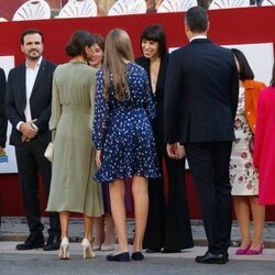 La Reina Letizia saludando a Diana Morant en presencia de la Infanta Sofía en el desfile militar por la Fiesta Nacional 2022