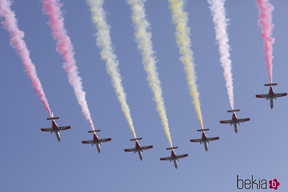 La Patrulla Águila pinta en el cielo de Madrid los colores de la bandera de España en el desfile militar por la Fiesta Nacional 2022