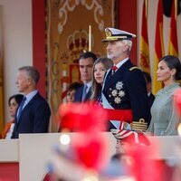 Pedro Sánchez, la Infanta Sofía y los Reyes Felipe y Letizia en el desfile militar por la Fiesta Nacional 2022