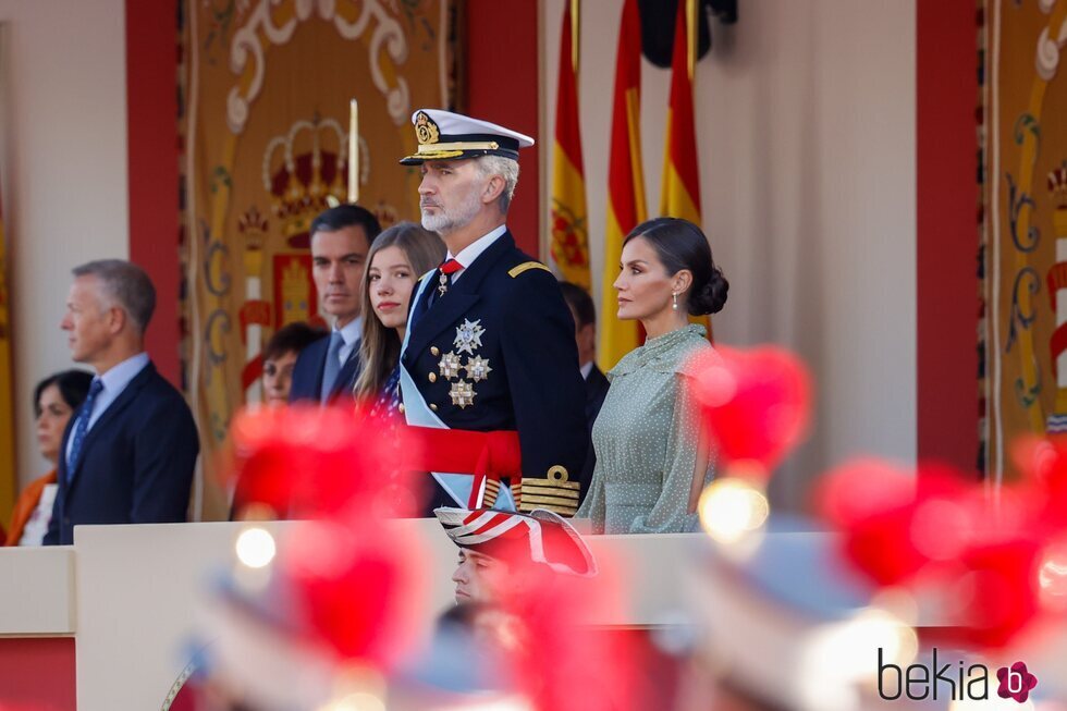 Pedro Sánchez, la Infanta Sofía y los Reyes Felipe y Letizia en el desfile militar por la Fiesta Nacional 2022