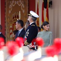 La Reina Letizia junto al Rey Felipe VI en el desfile militar por la Fiesta Nacional 2022