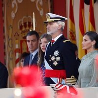 Los Reyes Felipe y Letizia, la Infanta Sofía y Pedro Sánchez en el desfile militar por la Fiesta Nacional 2022