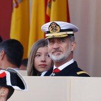 Los Reyes Felipe y Letizia y la Infanta Sofía en el desfile militar por la Fiesta Nacional 2022