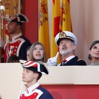 Los Reyes Felipe y Letizia y Infanta Sofía mirando los aviones en el cielo en el desfile militar por la Fiesta Nacional 2022