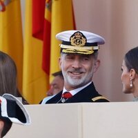 El Rey Felipe VI sonríe a la Reina Letizia en el desfile militar por la Fiesta Nacional 2022