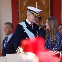 El Rey Felipe VI y la Infanta Sofía, muy cómplices junto a la Reina Letizia en el desfile militar por la Fiesta Nacional 2022