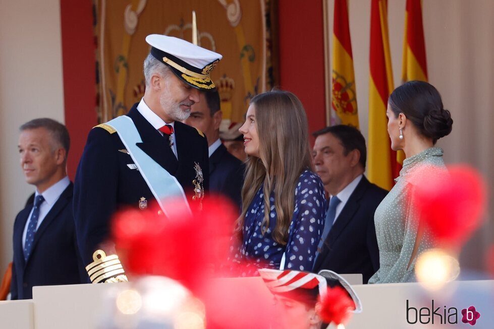 El Rey Felipe VI y la Infanta Sofía, muy cómplices junto a la Reina Letizia en el desfile militar por la Fiesta Nacional 2022