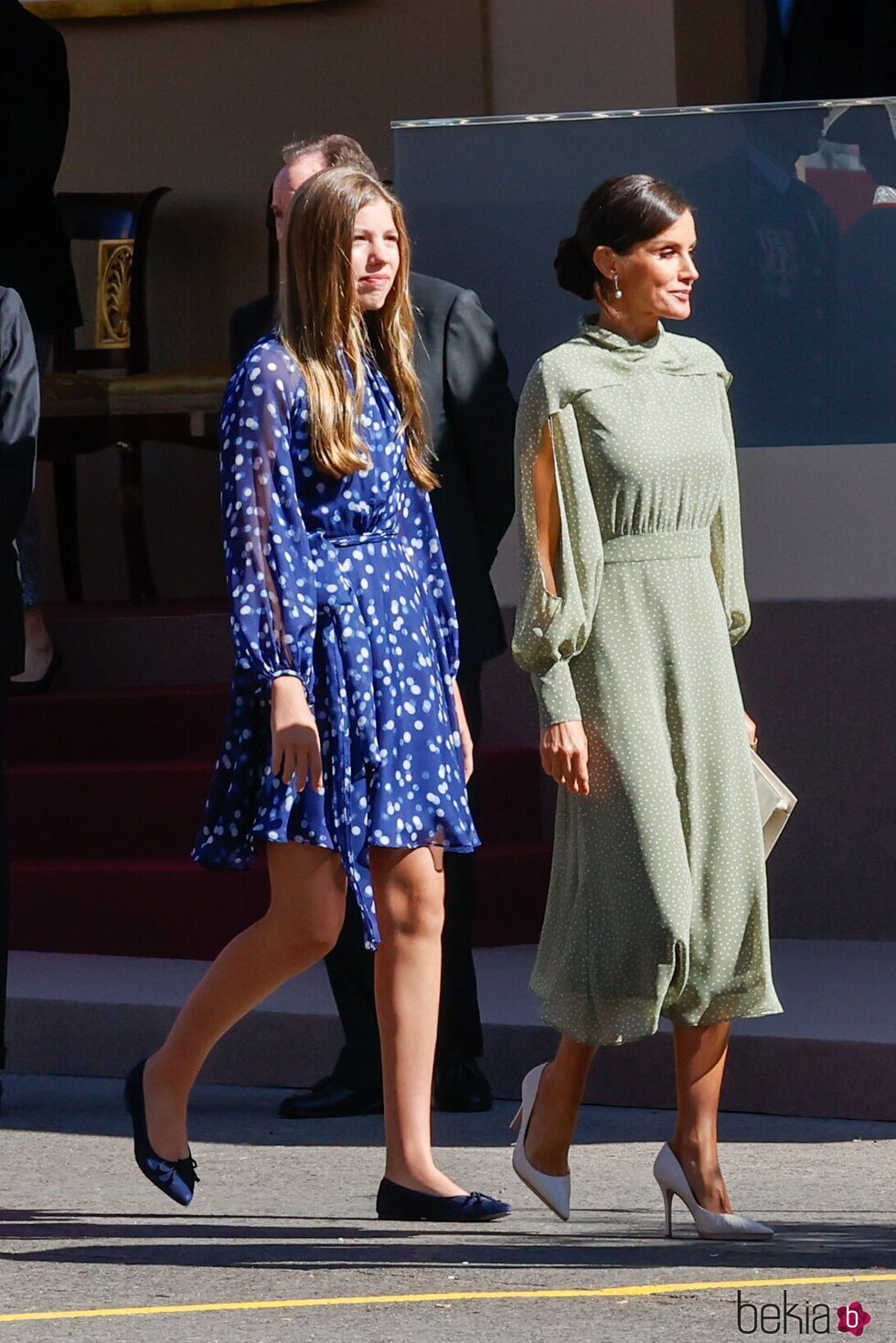 La Infanta Sofía y la Reina Letizia en el desfile militar por la Fiesta Nacional 2022