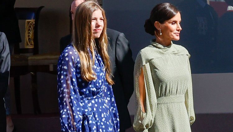 La Infanta Sofía y la Reina Letizia en el desfile militar por la Fiesta Nacional 2022