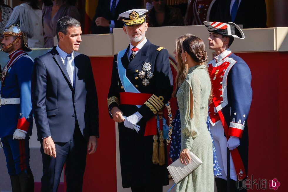 Pedro Sánchez, los Reyes Felipe y Letizia y la Infanta Sofía en el desfile militar por la Fiesta Nacional 2022