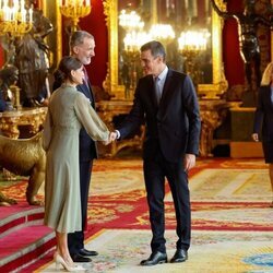 Los Reyes Felipe y Letizia saludan a Pedro Sánchez en la recepción por la Fiesta Nacional 2022