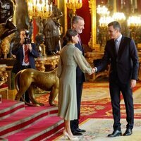 Los Reyes Felipe y Letizia saludan a Pedro Sánchez en la recepción por la Fiesta Nacional 2022