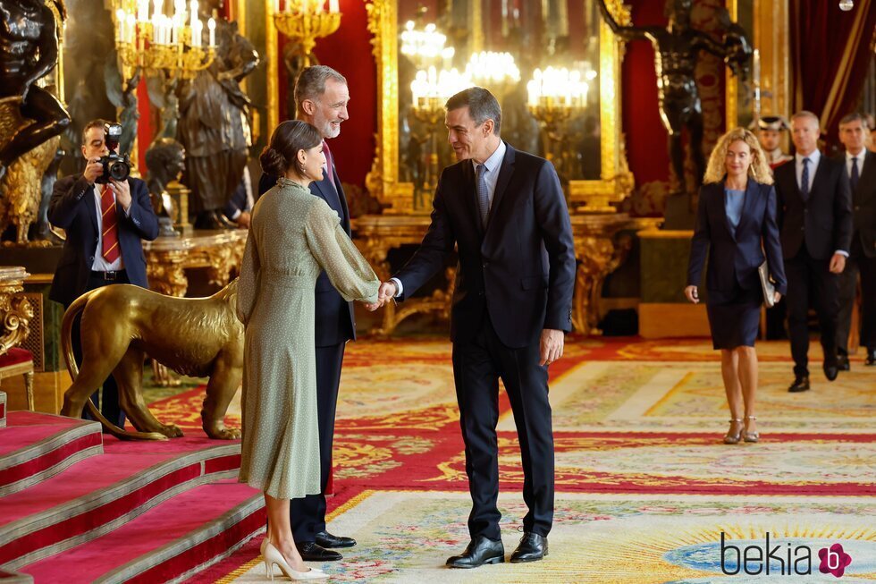 Los Reyes Felipe y Letizia saludan a Pedro Sánchez en la recepción por la Fiesta Nacional 2022