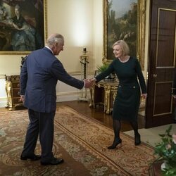 El Rey Carlos III recibe en audiencia a Liz Truss en Buckingham Palace