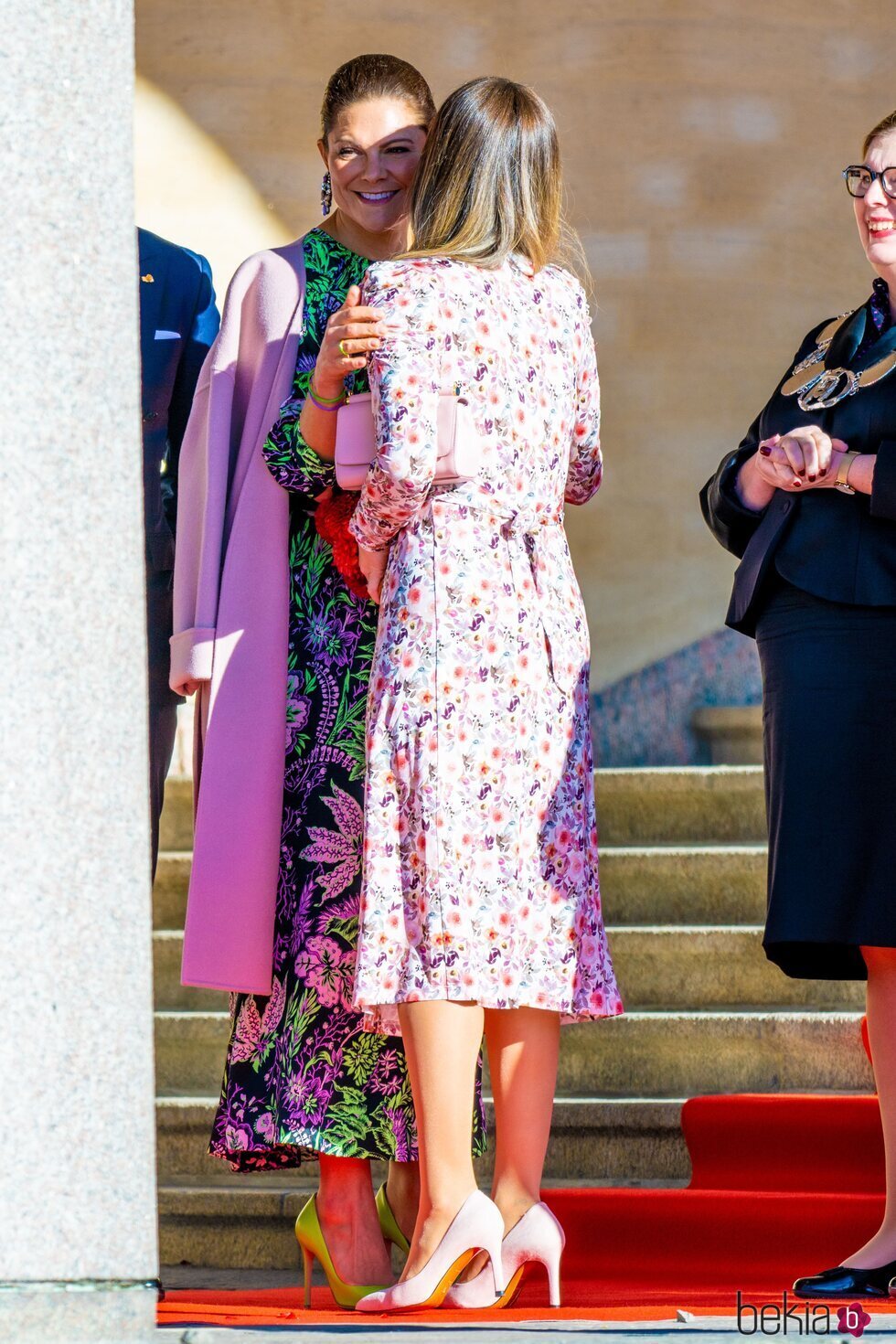 Victoria de Suecia y Sofia de Suecia dándose un beso duranta la Visita de Estado de los Reyes de Holanda a Suecia