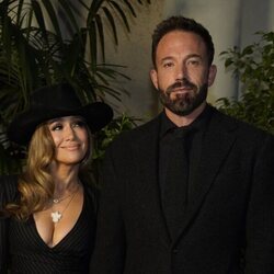 Jennifer Lopez mira con ternura a Ben Affleck en el desfile de Ralph Lauren en Pasadena