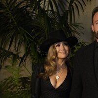 Jennifer Lopez mira con ternura a Ben Affleck en el desfile de Ralph Lauren en Pasadena