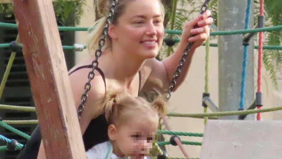 Amber Heard jugando con su hija en un parque de Mallorca