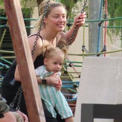 Amber Heard jugando con su hija en un parque de Mallorca